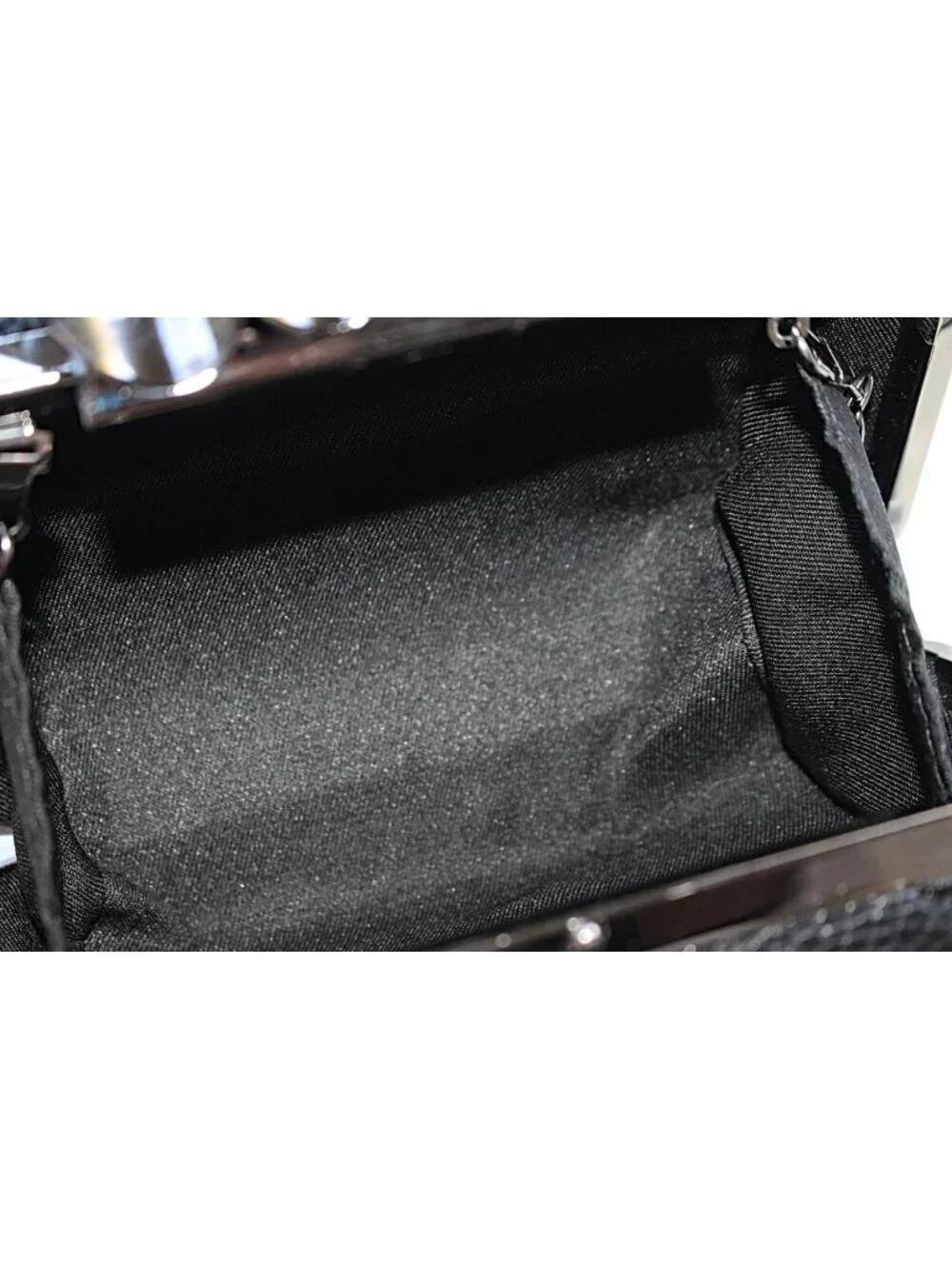 Skull Knuckle Clutch, faux McQueen-type, One stone missing - Picture 5 of 7